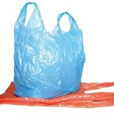 Le sac plastique, pomme de discorde entre les supermarchés et leurs clients